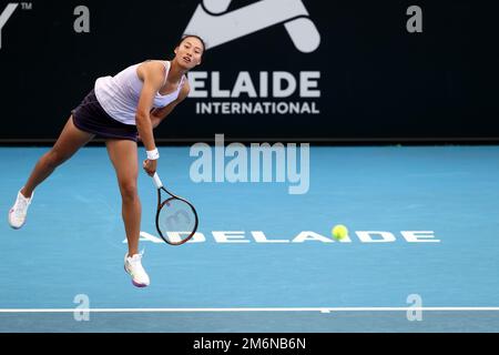 Adelaide, Australien, 5. Januar 2023. Qinwen Zheng aus China spielt den Ball während des Adelaide International Tennis Match zwischen Victoria Azarenka aus Belarus und Qinwen Zheng aus China auf dem Memorial Drive am 05. Januar 2023 in Adelaide, Australien. Kredit: Peter Mundy/Speed Media/Alamy Live News Stockfoto