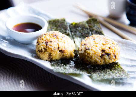 Yaki Onigiri sind japanische gegrillte Reisbällchen mit einer schmackhaften, herzhaften Beschichtung oder Füllung. Stockfoto