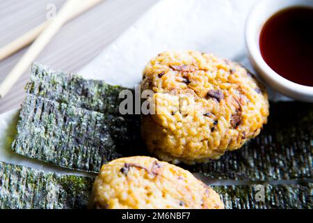 Yaki Onigiri sind japanische gegrillte Reisbällchen mit einer schmackhaften, herzhaften Beschichtung oder Füllung. Stockfoto