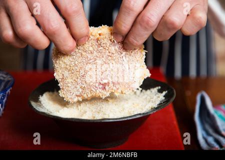 Ich bereite eine Schweinelende für ein Tonkatsu-Rezept in Japan vor. Stockfoto