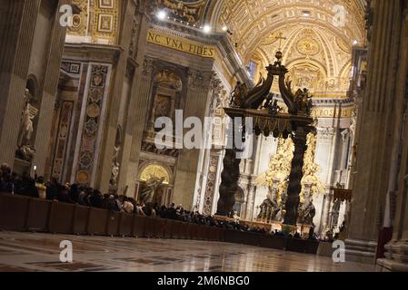 4. Januar 2023, Vatikanstadt (Rom, päpstliche Staaten, Italien: Die Leiche von Papst Benedikt XVI., am letzten Tag der Entdeckung für die Gläubigen vor der Beerdigung in der Stadt Vatikan im Petersdom. (Kreditbild: © Pasquale Gargano/Pacific Press via ZUMA Press Wire) Stockfoto