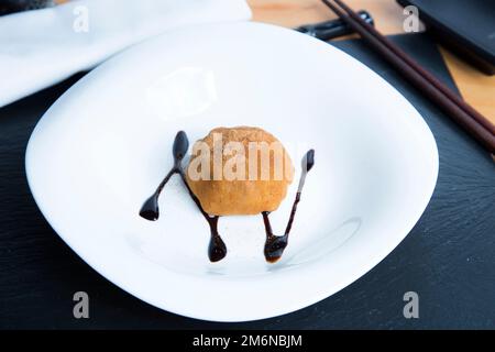 Mochi ist ein japanischer Kuchen aus Mokigome, einem kleinen, glutinären Reiskorn. Der Reis wird zu einer Paste gepresst und in die gewünschte Form geformt. Stockfoto