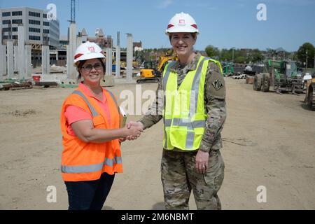 Am Montag, den 2. Mai, in den USA Oberst Kimberly Peeples, Oberst des Army Corps of Engineers Great Lakes and Ohio River Division, schloss sich Mitarbeitern des Louisville District an, um das Gelände eines Projekts der Sektion 408 in Newport, KY, zu besuchen. Stockfoto