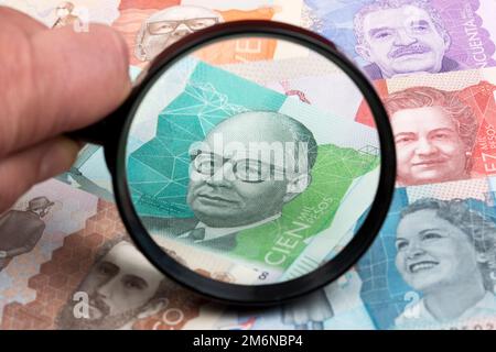 Kolumbianischer Peso in einer Lupe Stockfoto