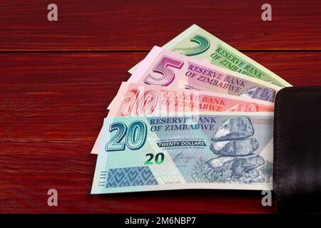 Neue Serie von simbabwischen Banknoten in der schwarzen Brieftasche Stockfoto