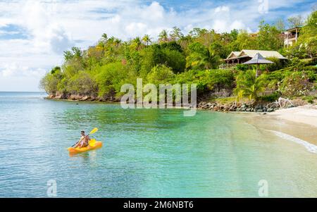 Junge Männer im Kajak auf einer tropischen Insel im Karibischen Meer, St. Lucia oder St. Lucia Stockfoto