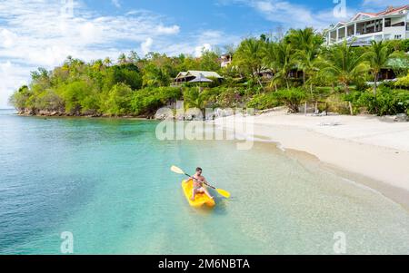 Junge Männer im Kajak auf einer tropischen Insel im Karibischen Meer, St. Lucia oder St. Lucia Stockfoto