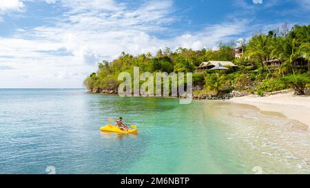 Junge Männer im Kajak auf einer tropischen Insel im Karibischen Meer, St. Lucia oder St. Lucia Stockfoto