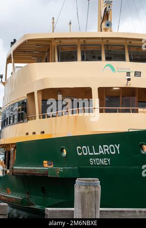 Januar 2023: Die Sydney Ferry, Collaroy, liegt am Circular Quay, Sydney, und wartet auf das Einsteigen der Passagiere, bevor sie nach Manly, Australien, abfahren Stockfoto