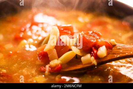 Kochen von Gemüsesuppe in Kochtopf, Wohlfühlgerichten und hausgemachten Mahlzeiten Stockfoto