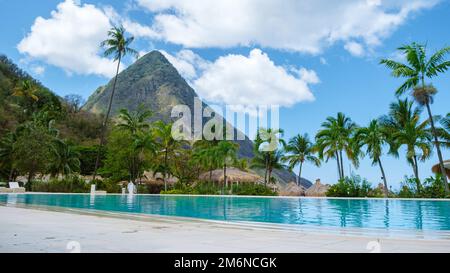 Sugar Beach Saint Lucia, weiße tropische Strandpalmen und luxuriöse Strandliegen St. Lucia Caribbean Stockfoto