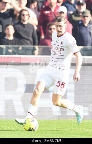 4. Januar 2023, Salerno, Italien: Alexis Saelemaeker von AC Mailand in Aktion während des Spiels der Serie A zwischen US Salernitana 1919 und AC Mailand am 4. Januar 2023 im Stadio Arechi in Salerno, italien (Kreditbild: © Agostino Gemito/Pacific Press via ZUMA Press Wire) Stockfoto