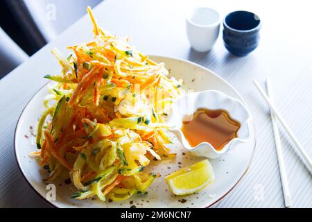 Tempura-Gemüse. Tempura bezieht sich auf das typische japanische Schnellbraten, insbesondere Meeresfrüchte und Gemüse. Stockfoto