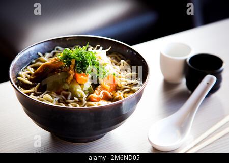 Vegane japanische Suppe Ramen mit Gemüse. Traditionelles Osaka-Rezept. Stockfoto