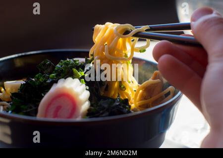 Vegane japanische Suppe Ramen mit Gemüse. Traditionelles Osaka-Rezept. Stockfoto