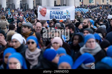 Vatikan. 05. Januar 2023. Vatikan. 05. Januar 2023. Gläubige nehmen an der öffentlichen Bestattungsmesse für Papst Emeritus Benedict XVI in St. Teil Petersplatz. Papst Emeritus Benedict XVI. Starb am 31. Dezember 2022 im Vatikan im Alter von 95 Jahren. Kredit: Sven Hoppe/dpa/Alamy Live News Kredit: dpa Picture Alliance/Alamy Live News Stockfoto