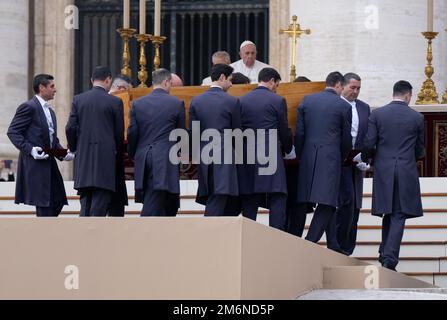 Vatikan. 05. Januar 2023. Vatikan. 05. Januar 2023. Papst Franziskus (oben) steht vor dem Sarg, bevor die Sargträger den Sarg des verstorbenen Papstes Emeritus Benedict XVI. In St. Peter's Square nach der öffentlichen Bestattungsmesse für Papst Emeritus Benedict XVI Papst Emeritus Benedict XVI. Starb am 31. Dezember 2022 im Vatikan im Alter von 95 Jahren. Kredit: Sven Hoppe/dpa/Alamy Live News Kredit: dpa Picture Alliance/Alamy Live News Stockfoto