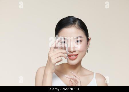 Junge lächelnde Frau mit Wasserglas. Stockfoto