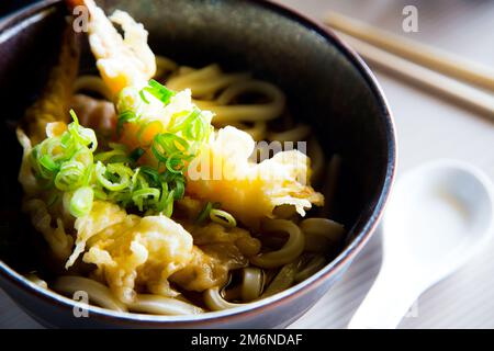 Japanische Suppe Ramen mit Garnelen in Tempura. Traditionelles Osaka-Rezept. Stockfoto