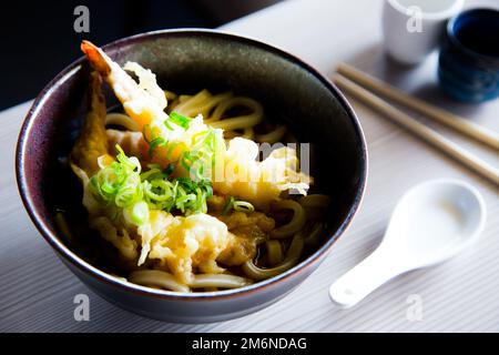 Japanische Suppe Ramen mit Garnelen in Tempura. Traditionelles Osaka-Rezept. Stockfoto