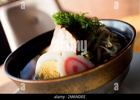 Japanische Ramen-Suppe mit Schweinefleisch und Gemüse. Traditionelles Osaka-Rezept. Stockfoto