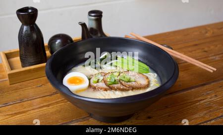 Japanische Ramen-Suppe mit Schweinefleisch und Gemüse. Traditionelles Osaka-Rezept. Stockfoto