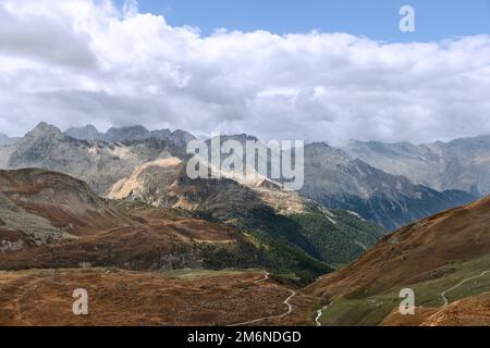 Malerische Aussicht auf das nördliche Gebiet des Parco Nazionale del Gran Paradiso (Gran Paradiso Nationalpark), Wasserbach und Wanderweg Stockfoto