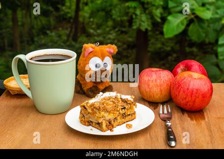 Kaffeezeit mit einer Portion köstlicher hausgemachter Obstkuchen in weißer Keramikschale. Stockfoto