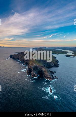 Vertikale Panorama-Landschaft der Bray Head Klippen auf Valentia Island bei Sonnenuntergang Stockfoto