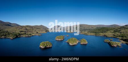 Eine Panoramalandschaft des Upper Lake und der Purple Mountains im Killarney National Park Stockfoto