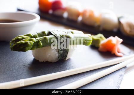 Vegane Nigiri Sushi mit grünem Spargel. Vegetarisches Japanisches Essen. Stockfoto