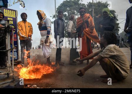 5. Januar 2023, Kalkutta, Westbengalen, Indien: An einem kalten Wintermorgen in Kalkutta sitzen und stehen die Menschen neben einem Lagerfeuer an der Straße. (Kreditbild: © Sudipta das/Pacific Press via ZUMA Press Wire) Stockfoto