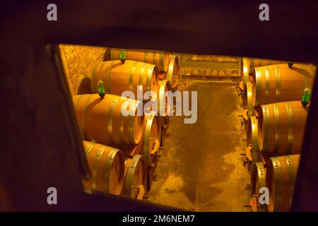 Weinfässer im Keller Stockfoto