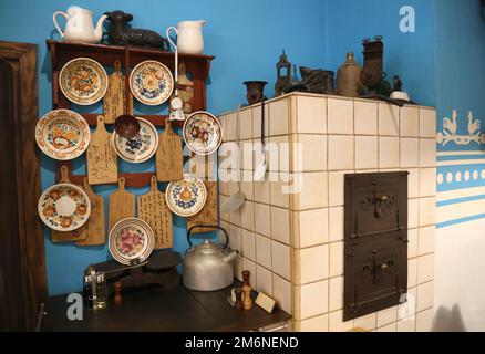 Krakau. Krakau. Polen. Die Einrichtung und Dekoration des traditionellen Restaurantinneren wurde durch einen kohleverbrannten Küchenherd ergänzt. Stockfoto