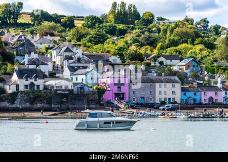 Boote und Yachten auf dem Fluss Dart über Dittisham und Greenway Quay, Devon, England Stockfoto