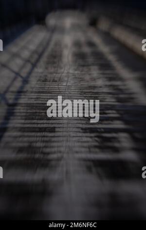 Urbane Straße und Auto bei Nacht beleuchtet von Straßenlaternen Stockfoto