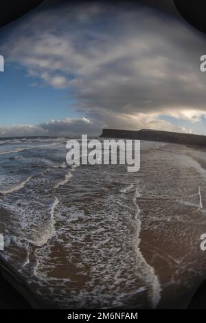 Jagen Sie Klippen und Warsett Hill vom Pier in saltburn, North yorkshire, großbritannien Stockfoto