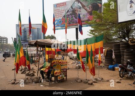 Nicolas Remene / Le Pictorium - Mali: Das anti-französische Gefühl - 15/3/2022 - Mali / Bamako District / Bamako - Ein Händler der malischen Flagge im Kouame Stockfoto