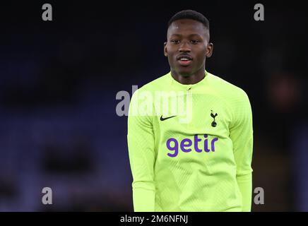 London, England, 4. Januar 2023. Pape Matar Sarr von Tottenham Hotspur wärmt sich vor dem Spiel der Premier League im Selhurst Park, London, auf. Das Bild sollte lauten: Paul Terry/Sportimage Stockfoto