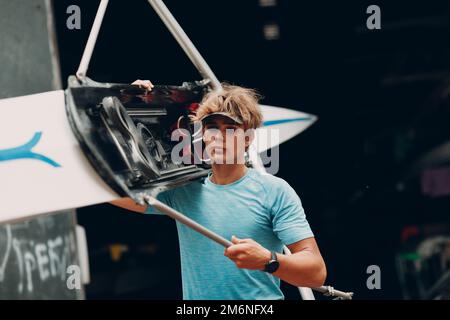 Sportsman Single Scull man Ruderer bereiten sich auf den Wettbewerb mit dem Boot Stockfoto