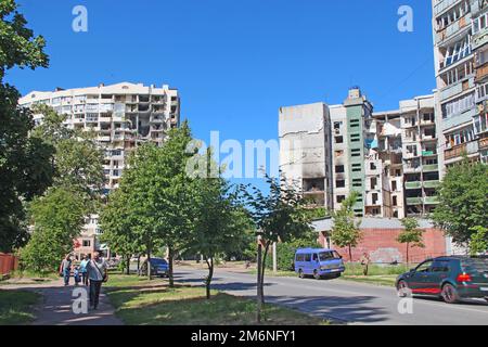 Folgen des Artilleriebeschießes auf Häuser der friedlichen Stadt Tschernihiv im März 2022. Multi-Stor Stockfoto