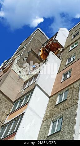 Zerstörung in der Wand eines mehrstöckigen Gebäudes, nachdem er von einer mehrstöckigen Artillerie getroffen wurde Stockfoto