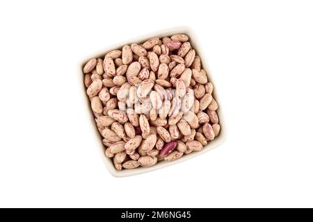 Rohe Pinto Beans in Schüssel, isoliert auf weißem Hintergrund mit Schnittpfad Stockfoto