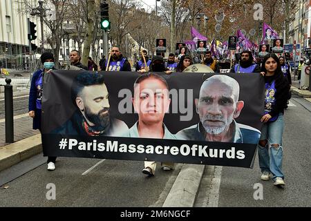 Marseille, Frankreich. 30. Dezember 2022. Kurdische Demonstranten halten während der Demonstration ein Banner. Die kurdische Gemeinde Marseille demonstriert nach den Schüssen, die am 23. Dezember 2022 in der Nähe eines kurdischen Kulturzentrums in Paris abgefeuert wurden und 6 Opfer, darunter 3 Tote, zurückließen. Kredit: SOPA Images Limited/Alamy Live News Stockfoto