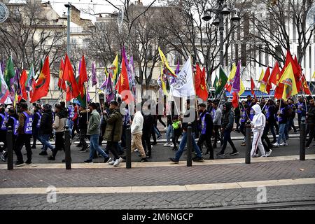 Marseille, Frankreich. 30. Dezember 2022. Kurdische Demonstranten halten während der Demonstration Flaggen. Die kurdische Gemeinde Marseille demonstriert nach den Schüssen, die am 23. Dezember 2022 in der Nähe eines kurdischen Kulturzentrums in Paris abgefeuert wurden und 6 Opfer, darunter 3 Tote, zurückließen. Kredit: SOPA Images Limited/Alamy Live News Stockfoto