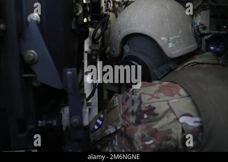 USA Army Sgt. Colby J. Kuberski, M1 bewaffnete Crewmitglieder, 2. Bataillon, 69. Rüstungsregiment, 2. Kampfteam der Panzerbrigade, 3. Infanteriedivision, beteiligt sich während des Sullivan Cup in Fort Benning, Georgia, 3. Mai 2022 an Boresight-Operationen. Die Crews werden mit einer Vielzahl von physischen Ereignissen und mentalen Tests konfrontiert sein, darunter Stressschüsse, Live-Feuerübungen und körperliches Training, die alle darauf abzielen, die besten Crews und Soldaten zu identifizieren, die die Rüstung und Kavallerie zu bieten haben. Stockfoto