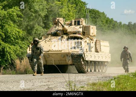 Staff Sgt. Julian Gaitor, ein M2A3 Bradley Kampffahrzeug-Kommandant, Tyler McGinnis, ein Bradley-Schütze, beide dem 3. Bataillon, dem 67. Rüstungsregiment, dem 2. Brigaden-Kampfteam und der 3. Infanteriedivision zugeteilt, leitet ihr Fahrzeug, nachdem es auf einer Piste als Teil von Table VI während des Sullivan Cup in Fort Benning, Georgia, 3. Mai 2022 geschossen hat. Der Sullivan Cup stellt die Ausbildung und Ausbildung vor, die erforderlich ist, um die neuesten Fortschritte der Armor-Modernisierung zur Unterstützung der Kampfteams und Kavallerieformationen der Panzerbrigade zu nutzen. Stockfoto