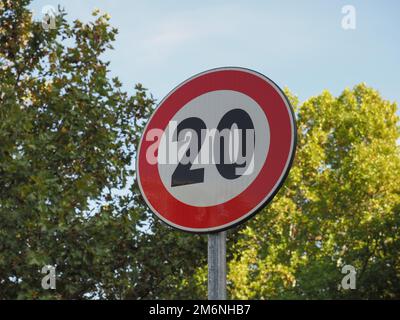 Ordnungspolitische Zeichen, maximale Drehzahlgrenze Verkehrsschild Stockfoto