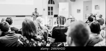 Sprecher männlich, Präsentation im Hörsaal Workshop. Publikum im Saal. Ansicht der Rückseite des unbekannter Teilnehmer im Publikum. Wissenschaftliche Konferenzen. Stockfoto