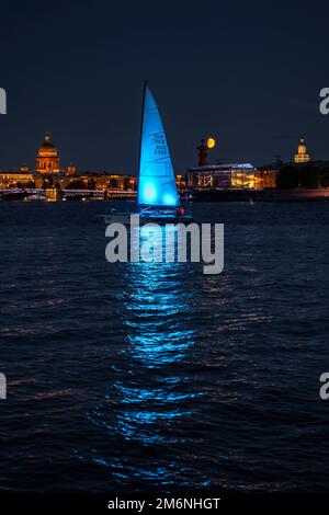 Russland, St. Petersburg, 07. August 2022: Einige Segelboote mit beleuchteten Segeln in der Tricolor von Russland fahren in das Stadtzentrum A Stockfoto